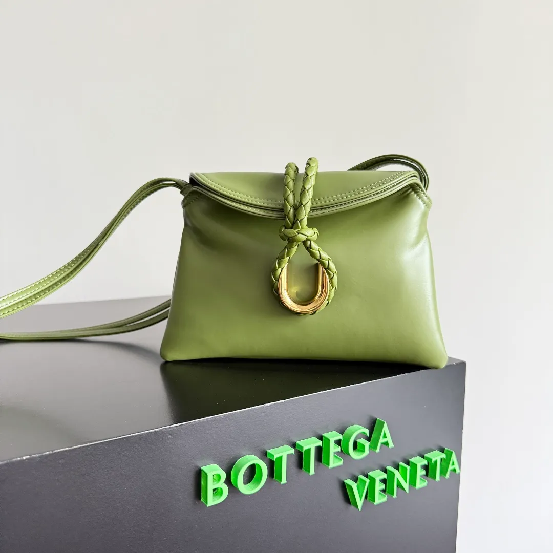 Batch 1520 BOTTEGA VENETA 2025 women's mini LIBERTA crossbody bag, the smallest size is shipped! ! Summer is here, how can you go out and play without a small bag? The "Freedom" series has the advantage of not being picky about seasons. I really like it. A small bag with a generous temperament is an indispensable item for every girl to perfectly adapt to the variety of summer outfits. The high-quality leather reveals a delicate luster. The U-shaped high-quality hardware design is enlarged in this size, which is the finishing touch. Whether it is attending a banquet or daily travel, it can show off the taste. Style No.: 826147 Size: 24*15.5*5cm